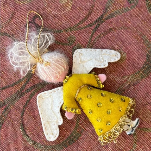 Vintage homemade embroidered holiday ornaments - Picture 5 of 16